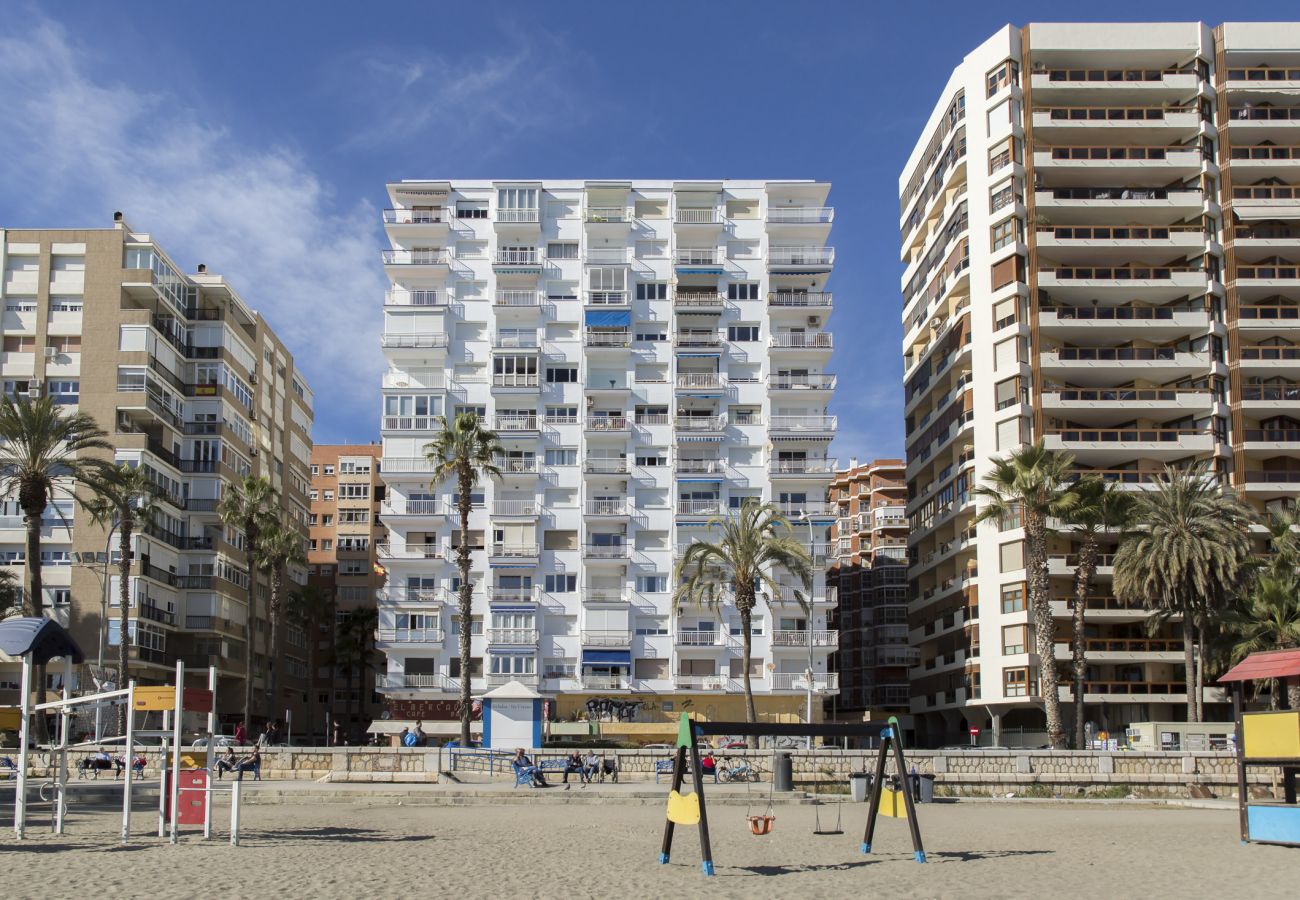 Vista del edificio desde la playa de La Malagueta