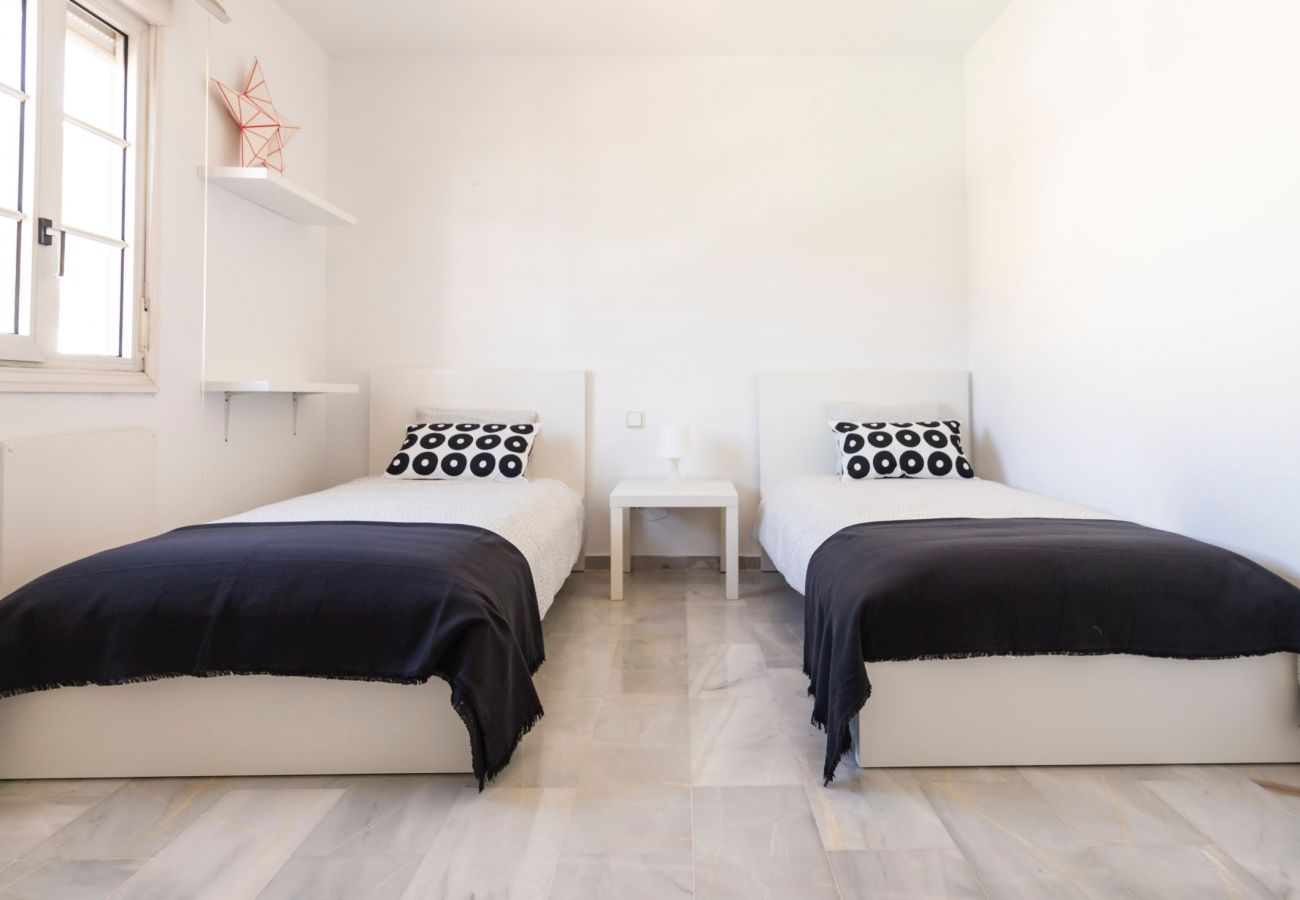 Dormitorio con dos camas individuales y aire acondicionado
