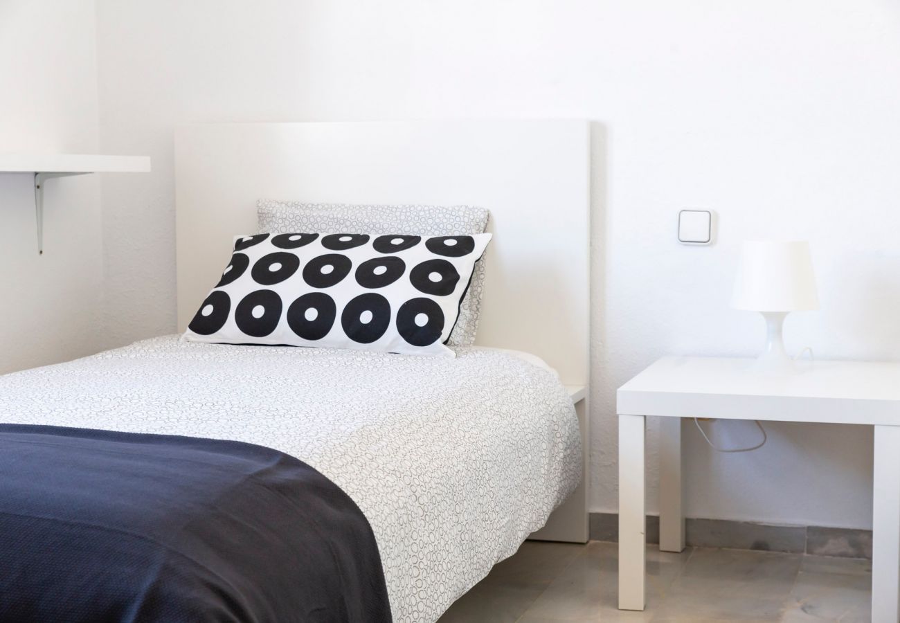 Dormitorio con dos camas individuales y aire acondicionado