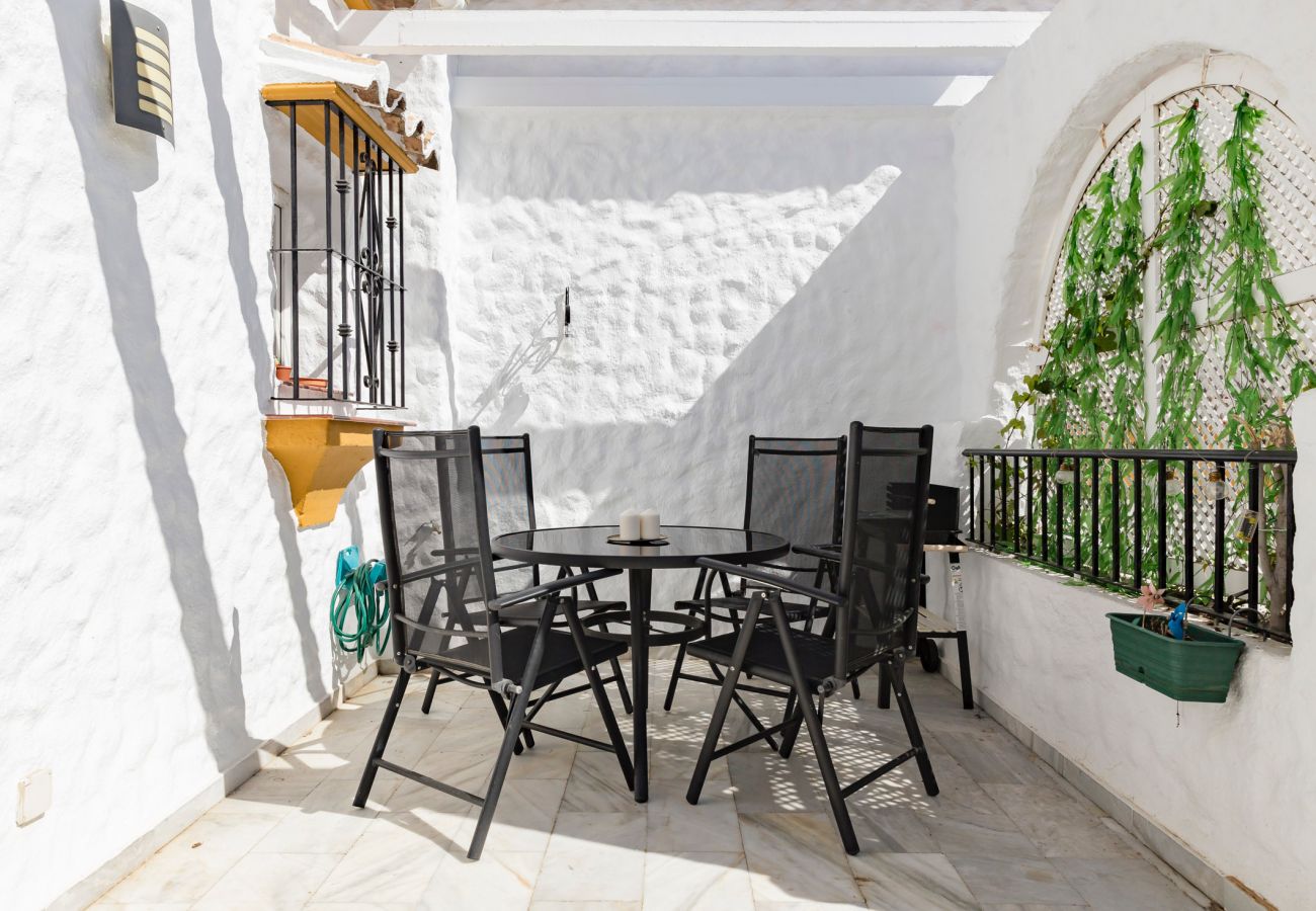 Terraza con barbacoa y vistas a la piscina