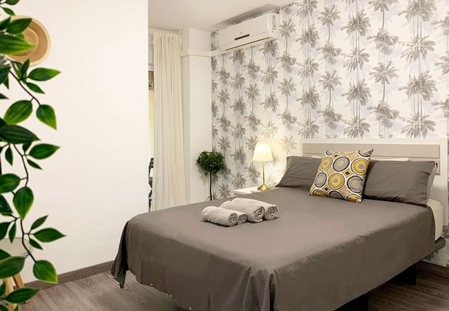 Dormitorio con cama de matrimonio, con armario, terraza y aire acondicionado frio/calor