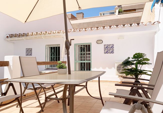 Gran terraza privada muy soleada, con barbacoa, para disfrutar con toda la familia o los amigos.