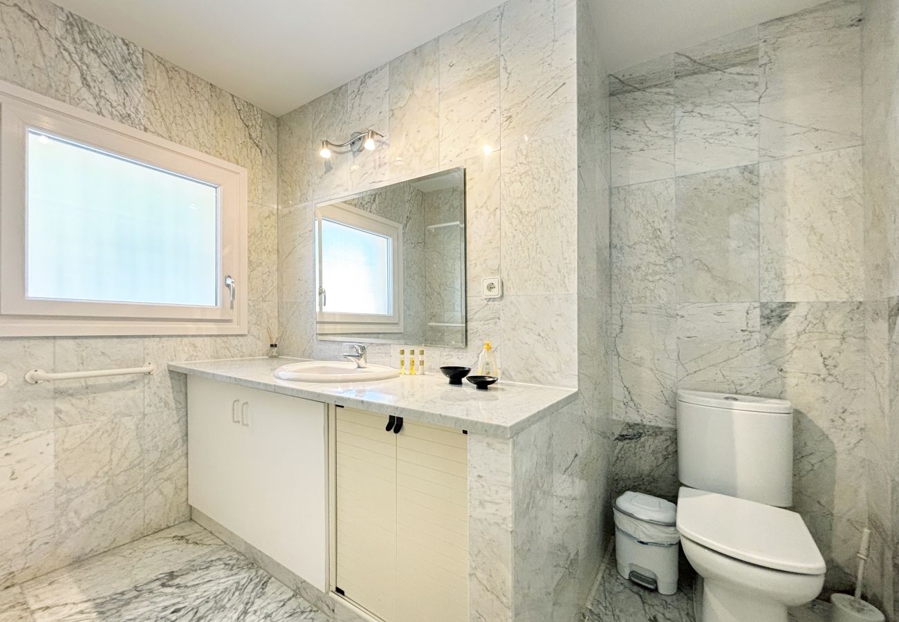 baño con luz y estilo spa 