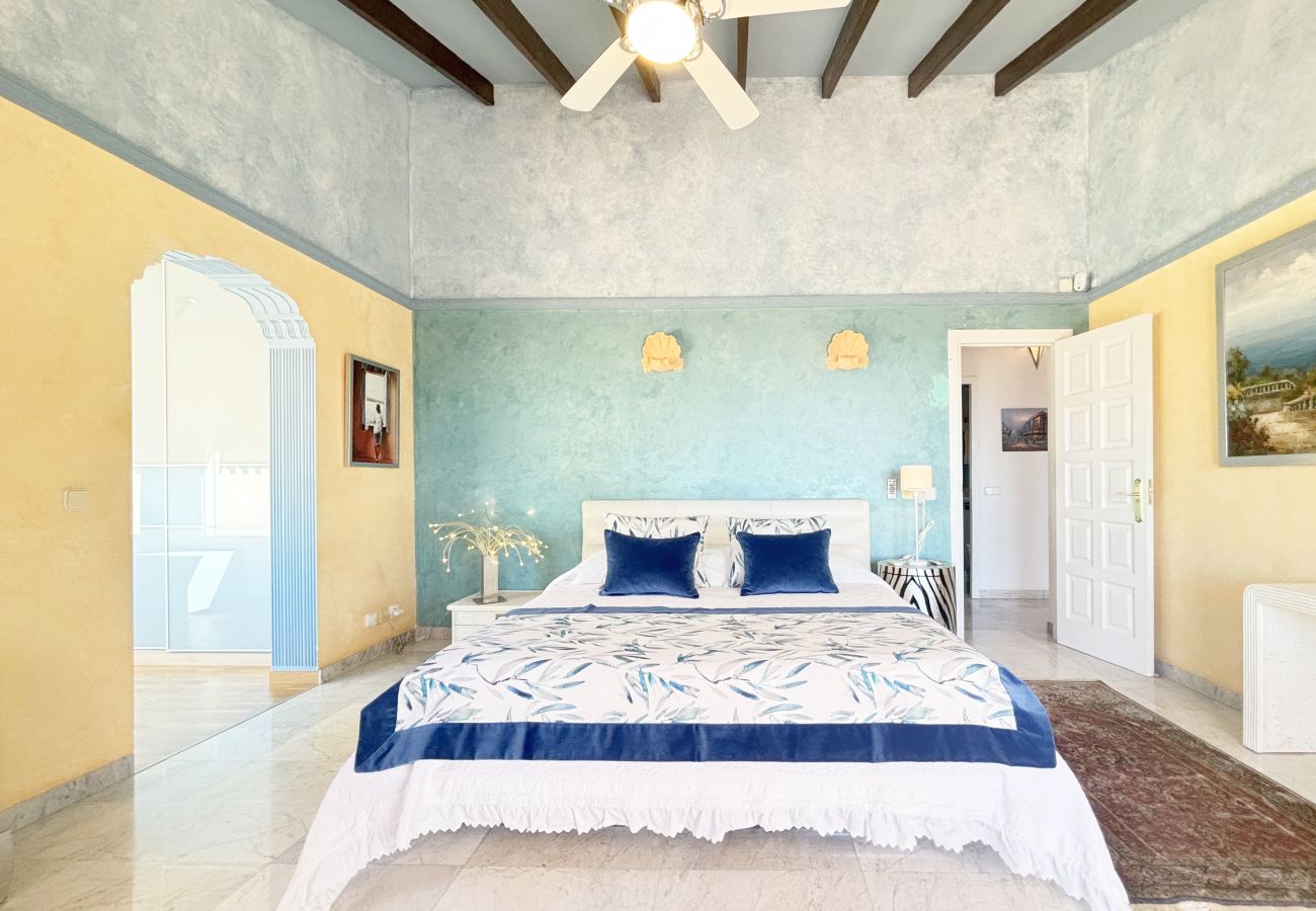 queen size or king size bed 