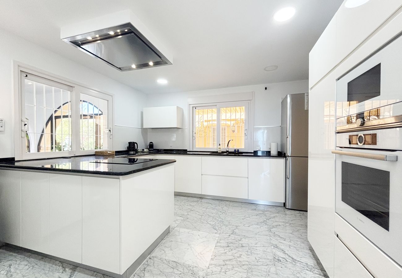  Professionally Designed Gourmet Kitchen