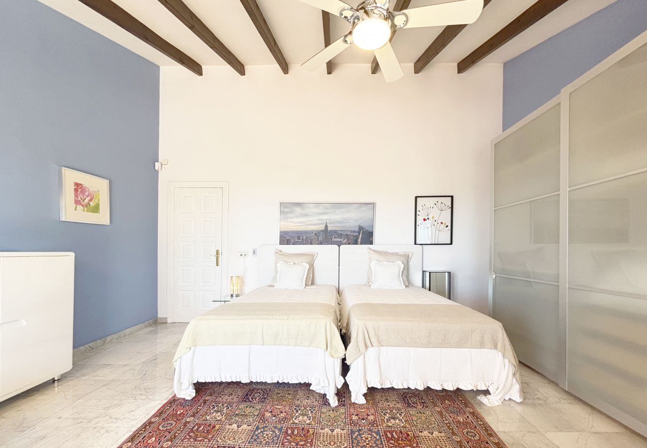  Quiet and Bright Double Bedroom