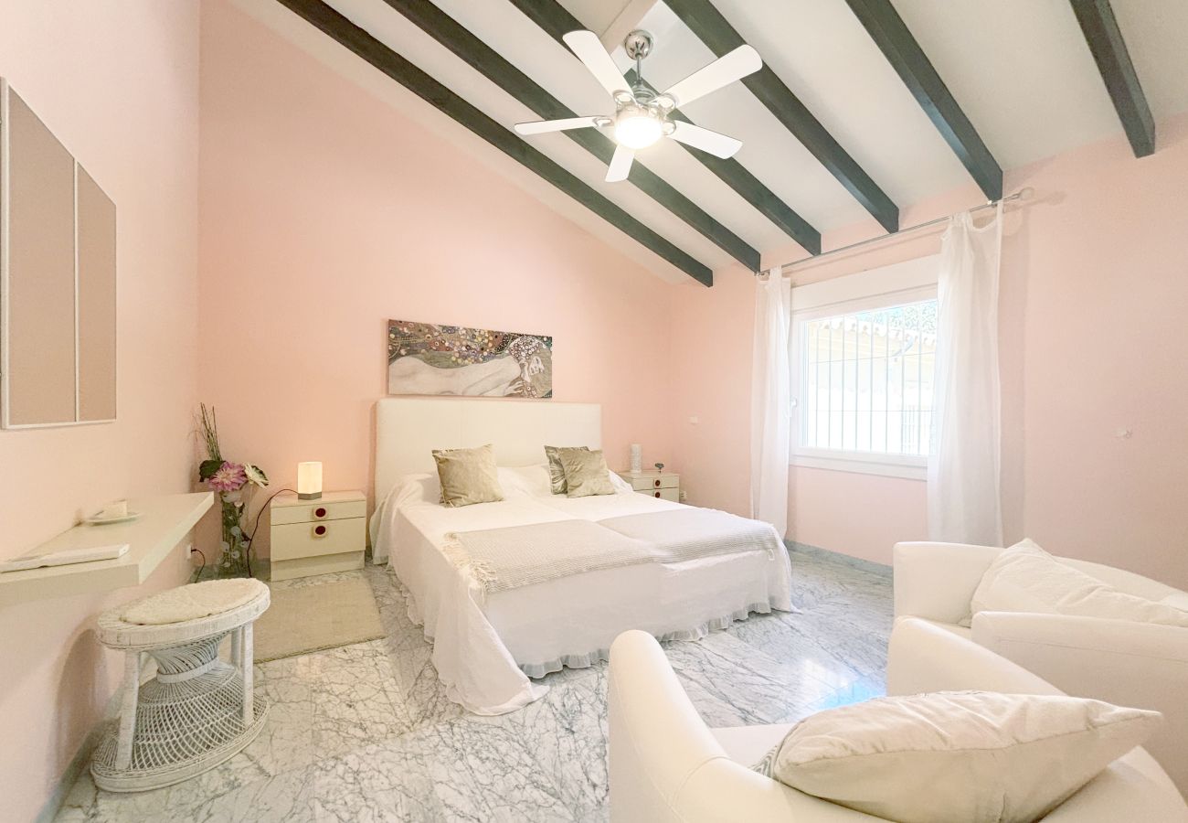 pretty room, big room 