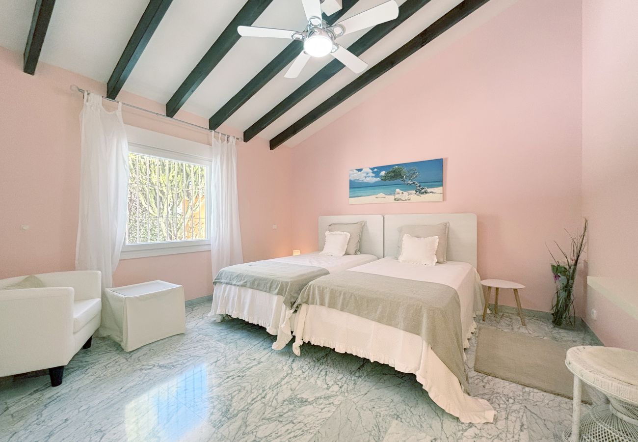 bedroom with 2 beds 